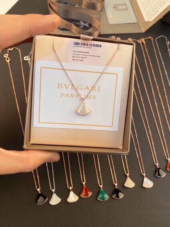Bvlgari飾品 寶格麗Diva系列 扇形 孔雀石 黑瑪瑙 紅瑪瑙 白貝裙子項鏈  zgbq3073